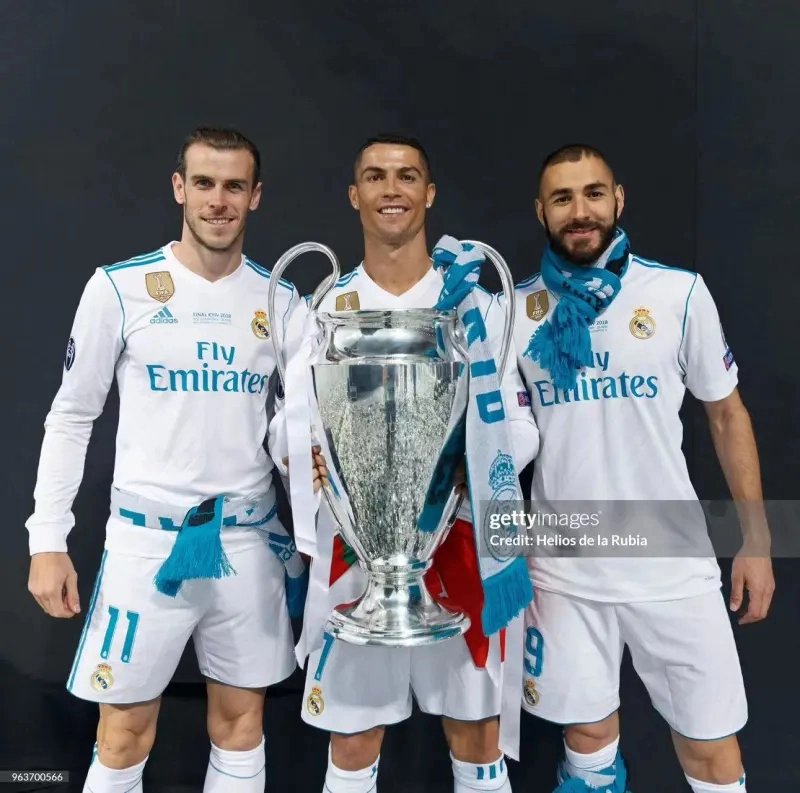 Real Madrid Authentic Retro Jersey Home Long Sleeve Soccer Shirt 2017/18